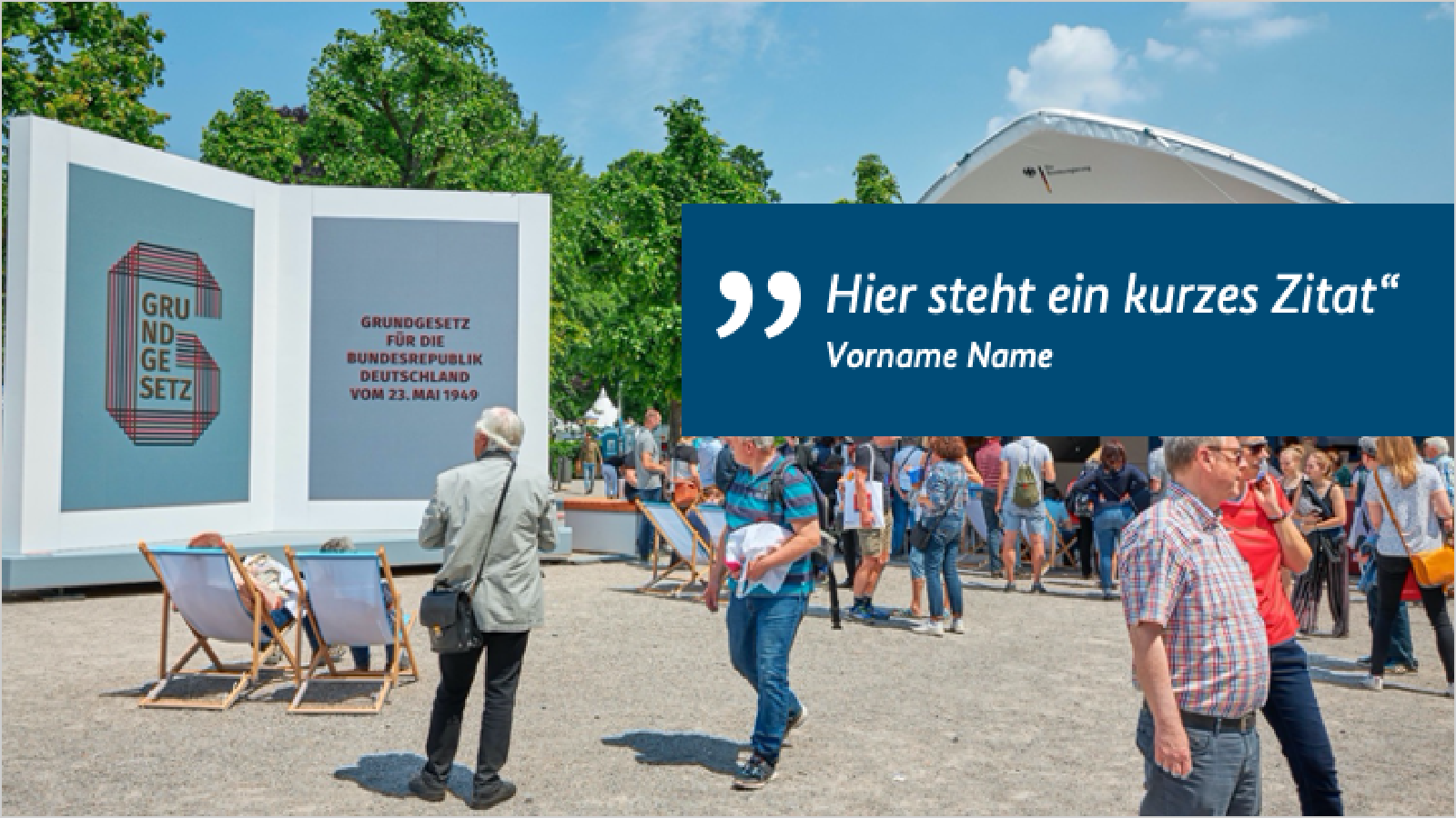 Formatfüllendes Bild mit weissem Text sowie Anführungszeichen auf blauem Balken, der rechts im Anschnitt steht.