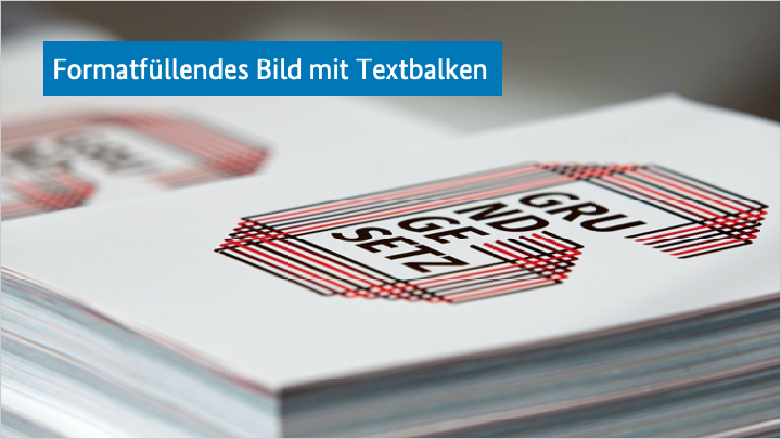 Auf dem Bild links oben blauer Textbalken mit einer Zeile weissem Blind-Text.