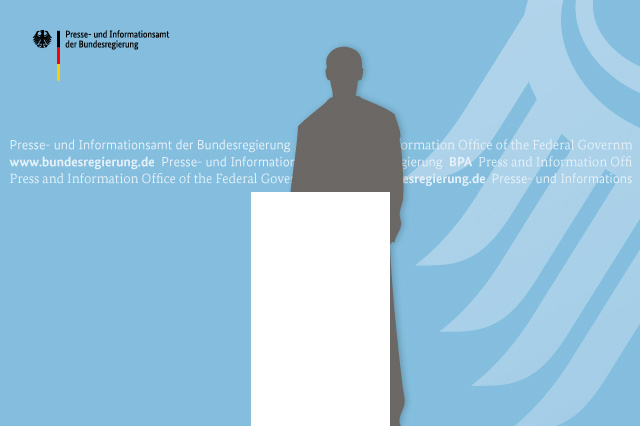 Die Abbildung zeigt eine Pressewand mit einer stehenden Person